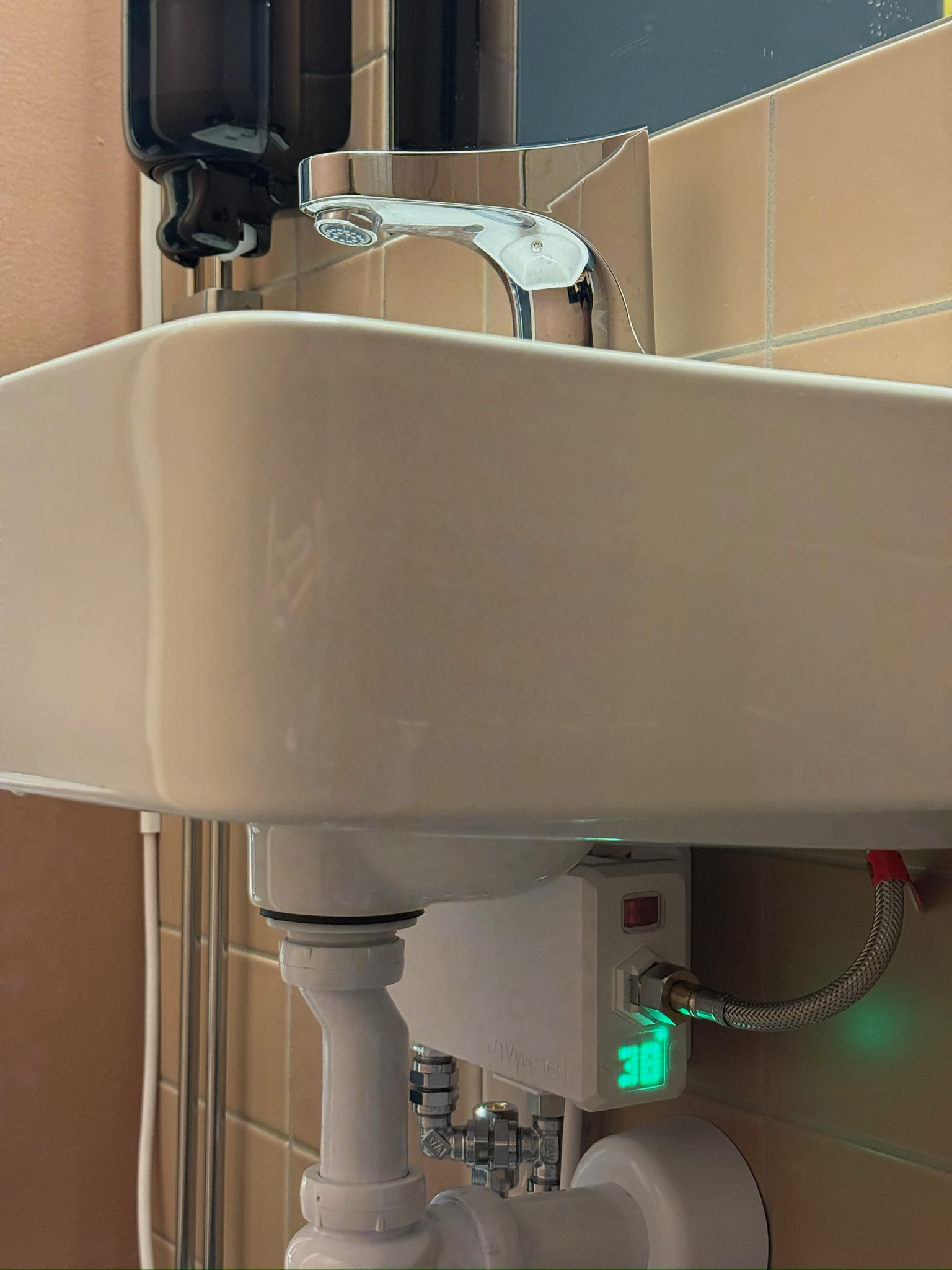 Vyse tech-värmare installerad under ett handfat i piloten
